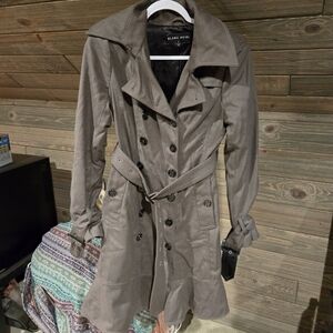 New blanc noir buckle trench